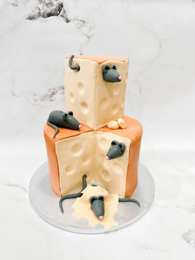 Layer cake thème souris pour enfant en forme de fromage